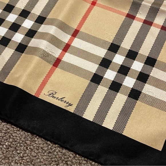 Burberry 💯 silk like new - Picture 2 of 7